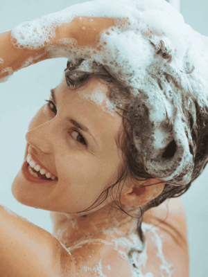 hoe gebruik je een shampoo bar onder de douche